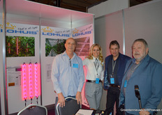 Bij Lohuis Lighting & Energy geloven ze met dank aan alle testresultaten heilig in LED, dus zouden ze graag zien dat telers liever vandaag nog dan morgen hun SON-T belichting vervangen. Op de foto: Lesley Johan, Marlène Lohuis, Frank Sanders en Anton Lohuis.